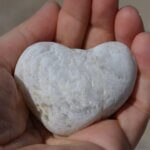 stenen hart in hand